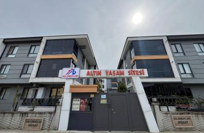 Sakarya Karasu Aziziye Mahallesinde Havuz Cephe Cam Balkonlu 2+1 Daire