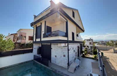 Sakarya Kocaali Yalı'da Denize 2. Parselde, Deniz Manzaralı ve Havuzlu 4+1 Satılık Tam Müstakil Villa
