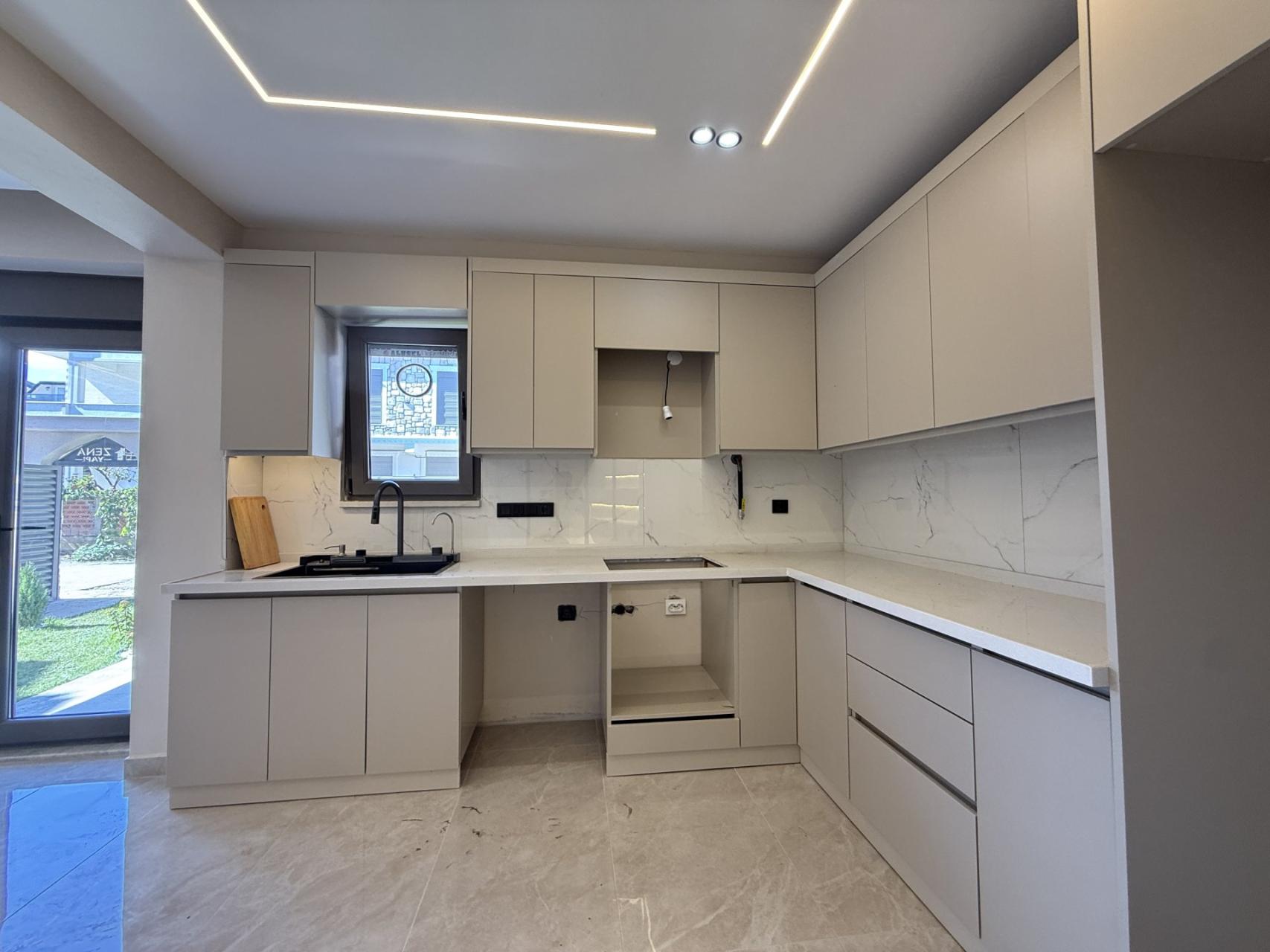 Sakarya Kocaali Yayla'da Denize 40 Metre, Deniz Manzaralı ve Havuzlu 4+1 Satılık Ön Cephe Villa - Görsel 12