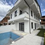 Sakarya Kocaali Alandere'de Denize 200 Metre, Ayrı Mutfaklı ve Müstakil Havuzlu 4+1 Satılık Villa