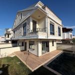 Sakarya Kocaali Yayla'da Ön Cephe, Özel Havuzlu ve 80 m² Bahçeli 3+1 Satılık Lüks Villa