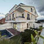 Sakarya Kocaali Alandere'de Denize 120 Metre, Köşe Parselde Özel Havuzlu 4+1 Satılık Tripleks Villa