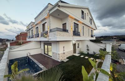 Sakarya Kocaali Alandere'de Denize 120 Metre, Köşe Parselde Özel Havuzlu 4+1 Satılık Tripleks Villa