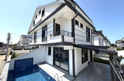Sakarya Kocaali Yayla'da İskanlı, Havuzlu ve Müstakil Bahçeli 4+1 Satılık Tripleks Villa