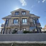 Sakarya Kocaali Alandere'de Denize 50 Metre, Deniz Manzaralı ve Havuzlu 3+1 Satılık Tripleks Villa