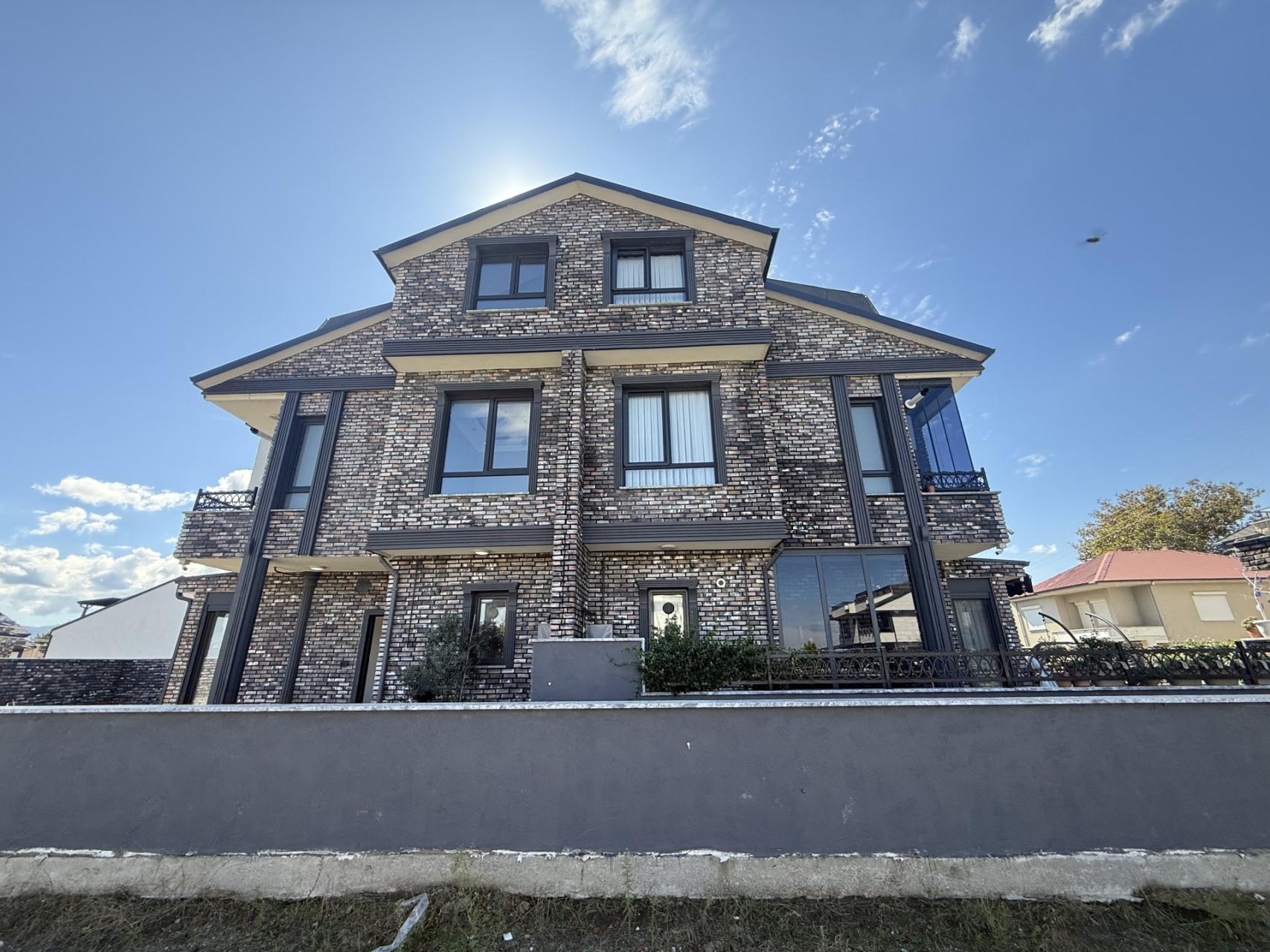 Sakarya Kocaali Alandere'de Denize 50 Metre, Deniz Manzaralı ve Havuzlu 3+1 Satılık Tripleks Villa - Görsel 1