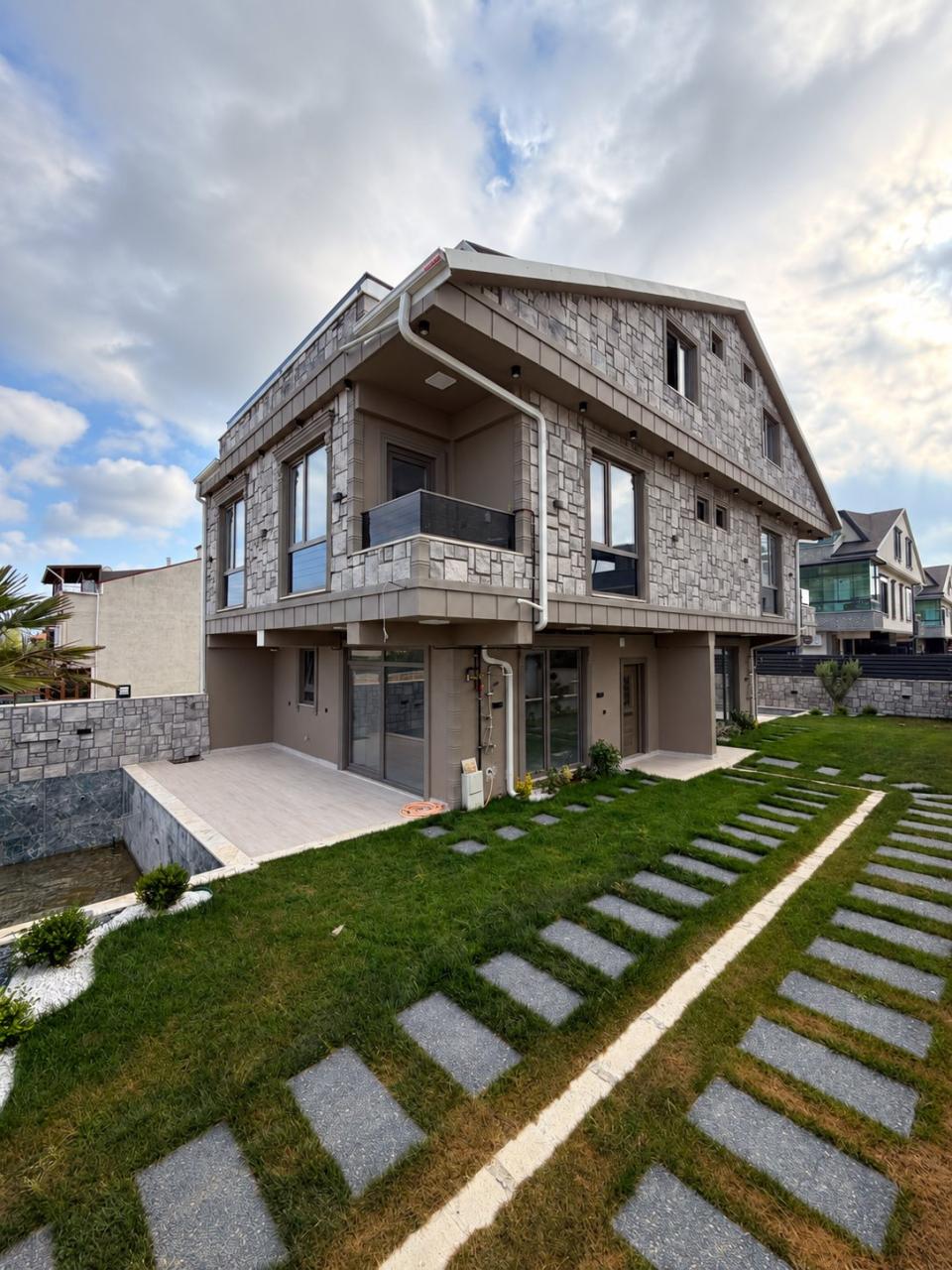 Sakarya Kocaali Yalı'da Denize 150 Metre, Geniş Bahçeli ve Özel Havuzlu 4+1 Satılık Villa - Görsel 1
