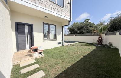Sakarya Kocaali Yalı'da Denize 300 Metre, Havuzlu ve Müstakil Girişli 4+1 Satılık Köşe Villa