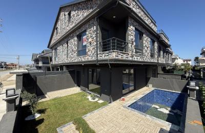 Sakarya Kocaali Alandere'de Denize 100 Metre, 20'lik Caddeye Cepheli Müstakil Havuzlu 4+1 Satılık Villa
