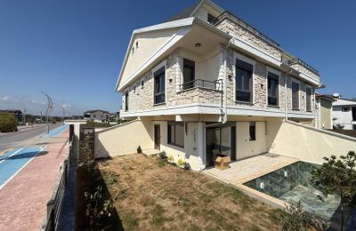 Sakarya Kocaali Yalı'da Cadde Cepheli, Denize 200 Metre Müstakil Havuzlu 4+1 Satılık Tripleks Villa