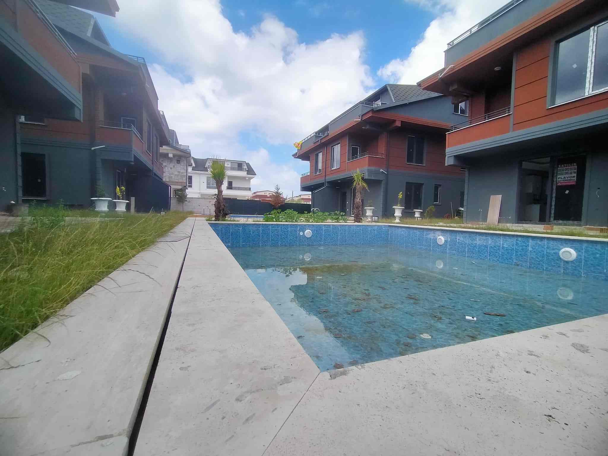 Sakarya Kocaali Alandere'de Satılık Havuzlu Sitede Lüks Triplex Villa - Görsel 1