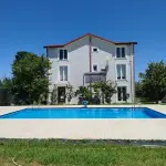 Sakarya Kocaali Kadıköy'de 5.980 m² Arsa İçinde, Havuzlu ve Fındık Bahçeli 3 Katlı Müstakil Ev