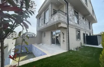 Kocaali Alandere'de Cadde Üstü Havuzlu 4+1 Lüks Tripleks Villa - 180m²