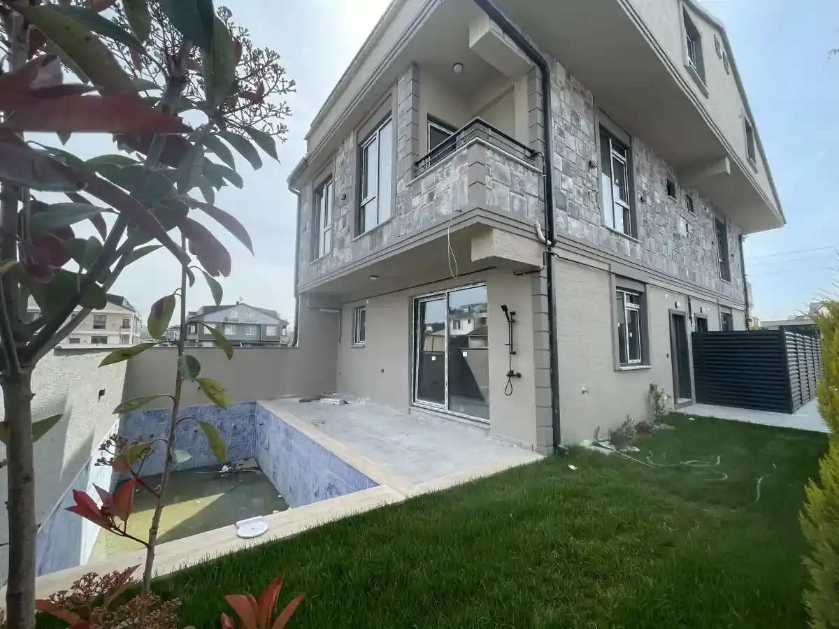 Kocaali Alandere'de Cadde Üstü Havuzlu 4+1 Lüks Tripleks Villa - 180m²