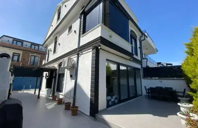 Kocaali Yalı’da Isıtmalı Havuzlu ve Yerden Isıtmalı Ultra Lüks 4+1 Villa