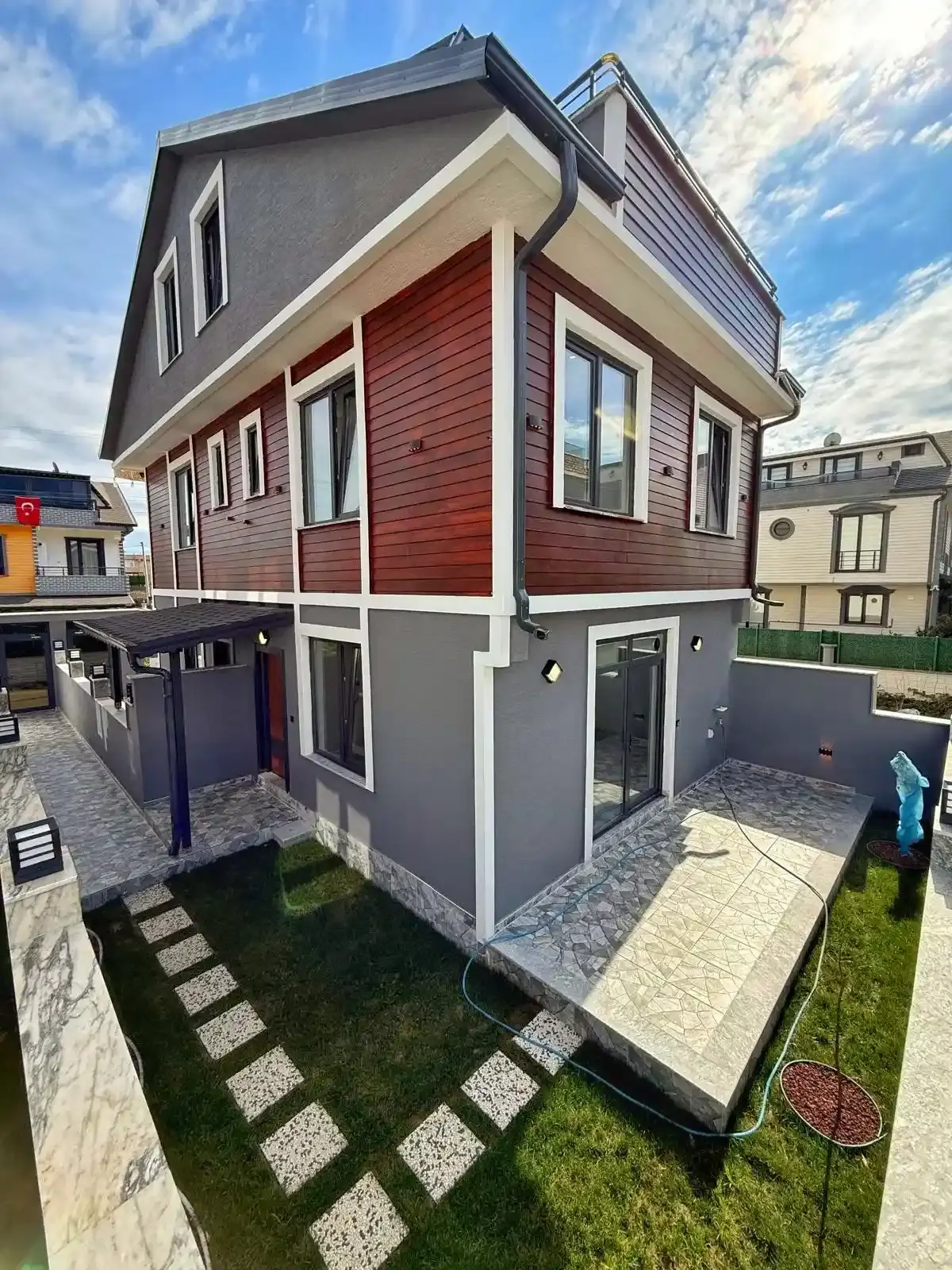 Kocaali Alandere’de Plaja 270m Mesafede Müstakil Girişli Lüks 3+1 Tripleks Villa