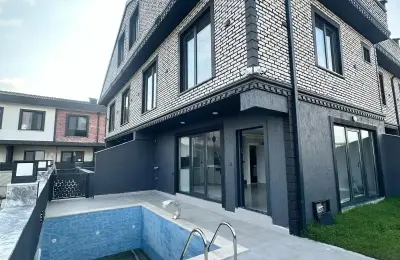 Sakarya Kocaali Alandere'de Denize Sıfır, Havuzlu, 3+1 Lüks Tripleks Villa