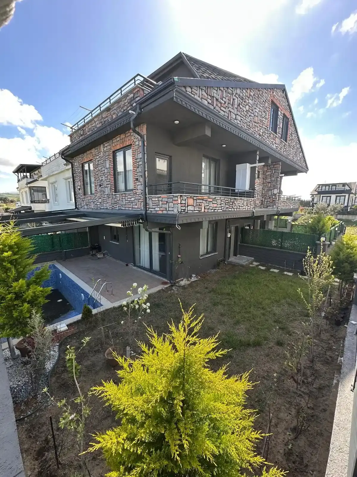 Kocaali Alandere'de Taş Kaplama 4+1 Havuzlu Villa - Kombili & Yerden Isıtmalı