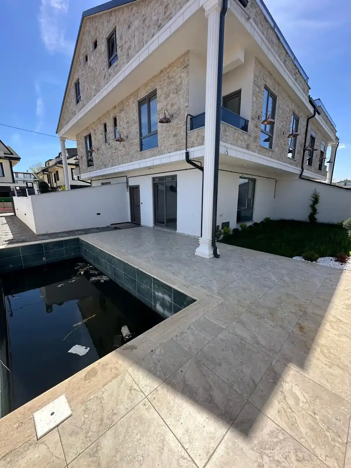 Kocaali Alandere’de Havuzlu ve Yerden Isıtmalı Modern 4+1 Lüks Villa - Görsel 3
