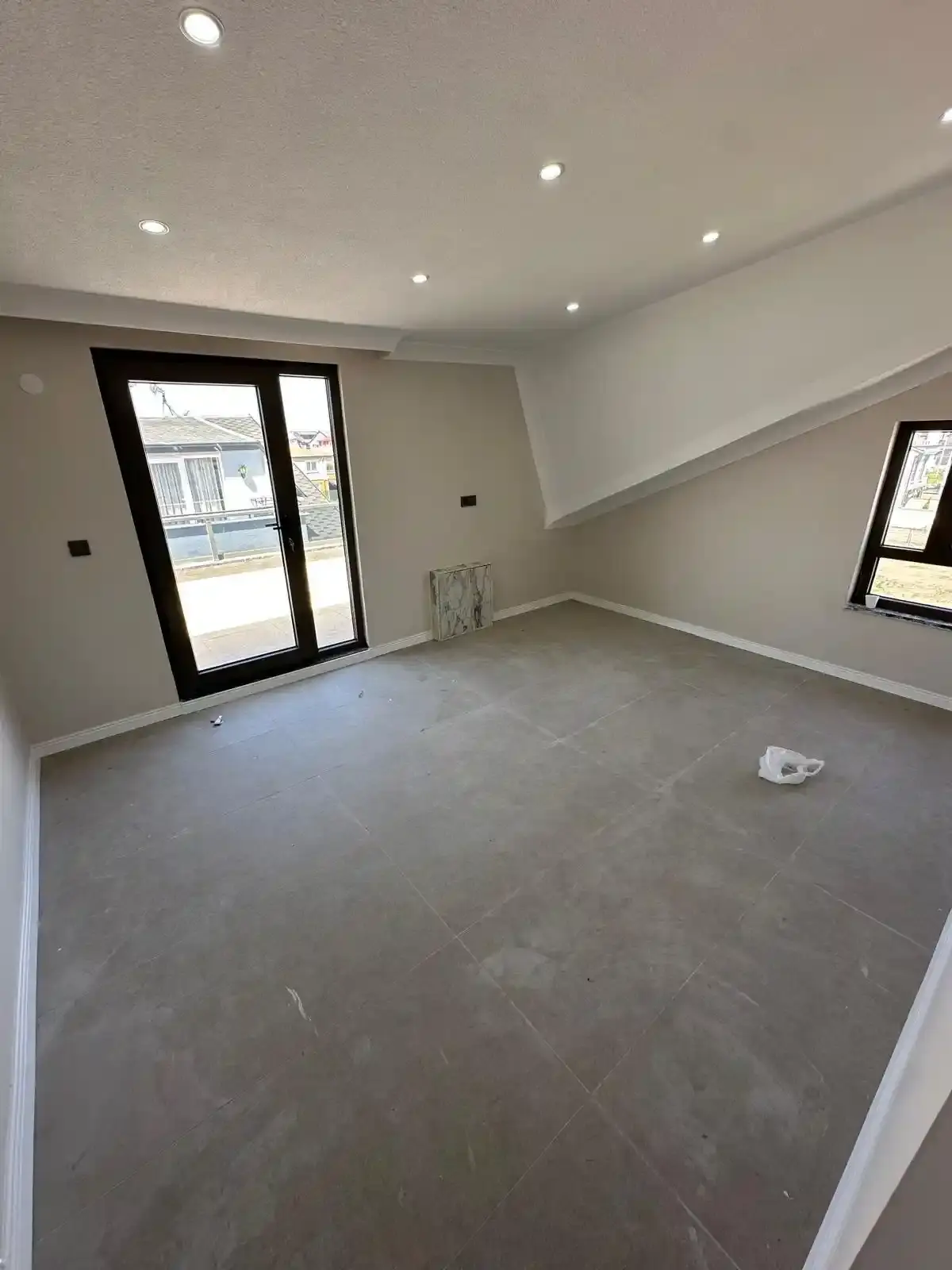 Kocaali Alandere’de Havuzlu ve Yerden Isıtmalı Modern 4+1 Lüks Villa - Görsel 23