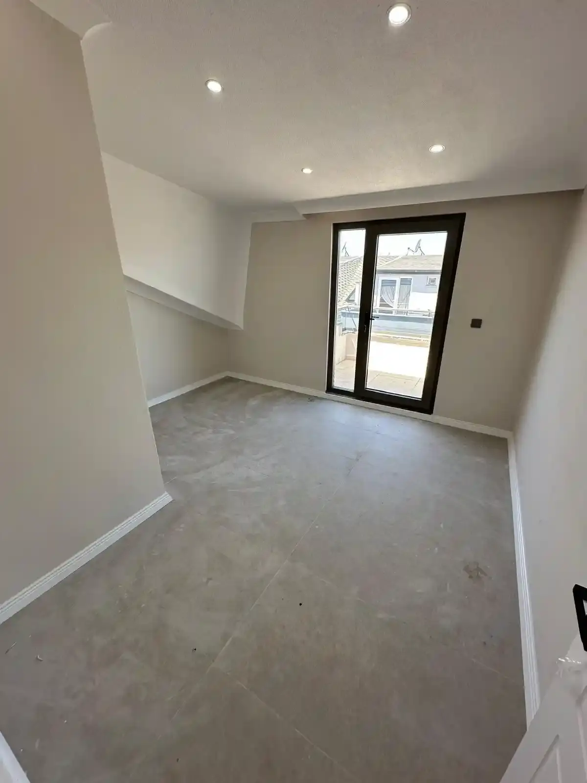 Kocaali Alandere’de Havuzlu ve Yerden Isıtmalı Modern 4+1 Lüks Villa - Görsel 24