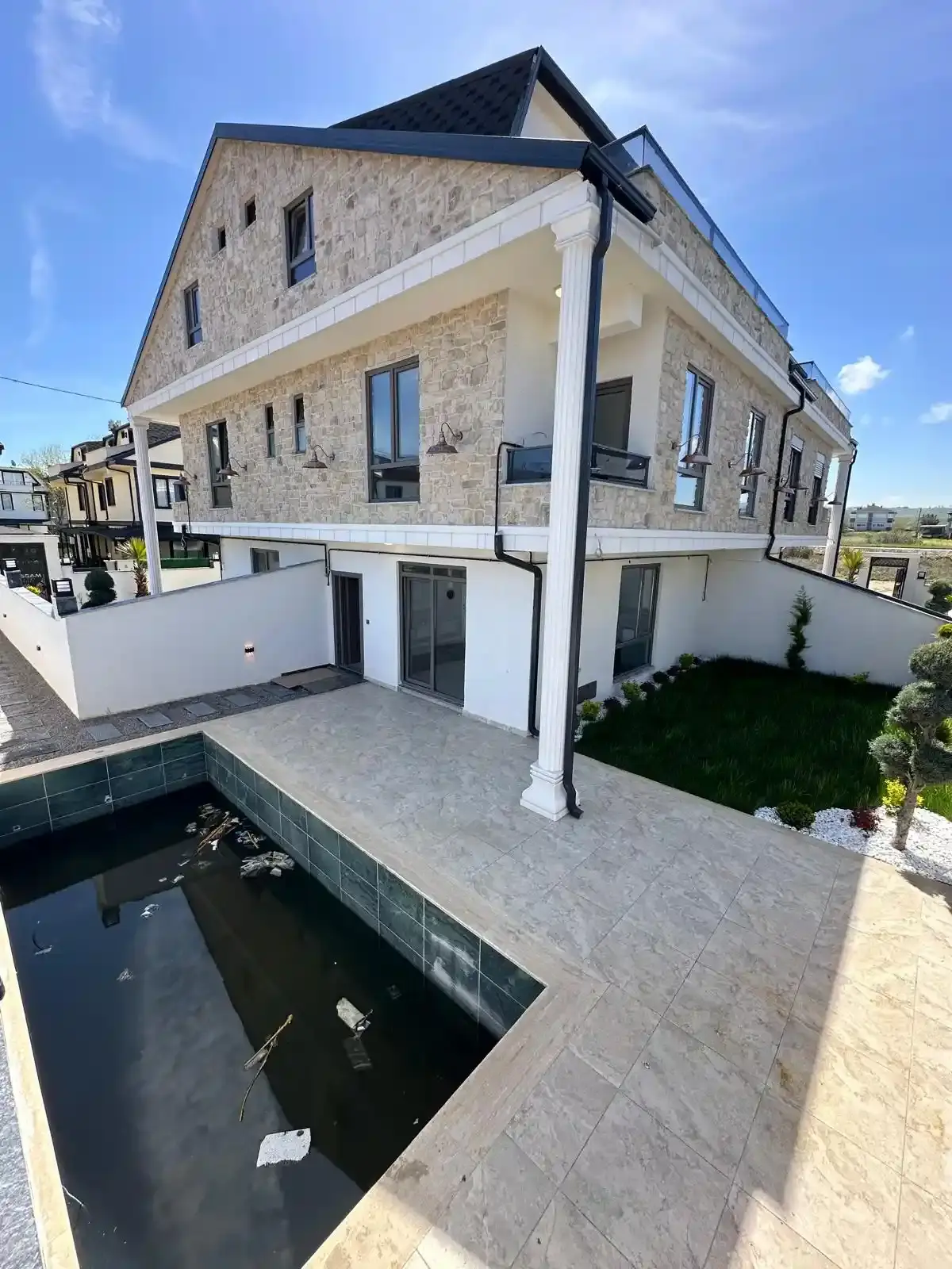 Kocaali Alandere’de Havuzlu ve Yerden Isıtmalı Modern 4+1 Lüks Villa - Görsel 2
