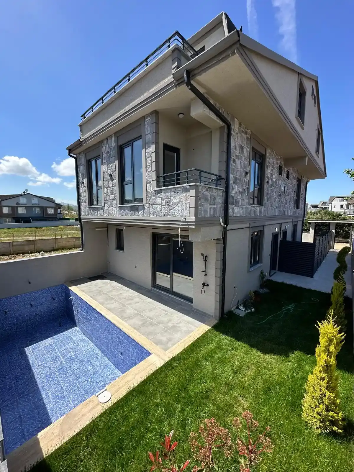 Kocaali Alandere'de Mahremiyet Odaklı 4+1 Havuzlu Lüks Arka Cephe Villa