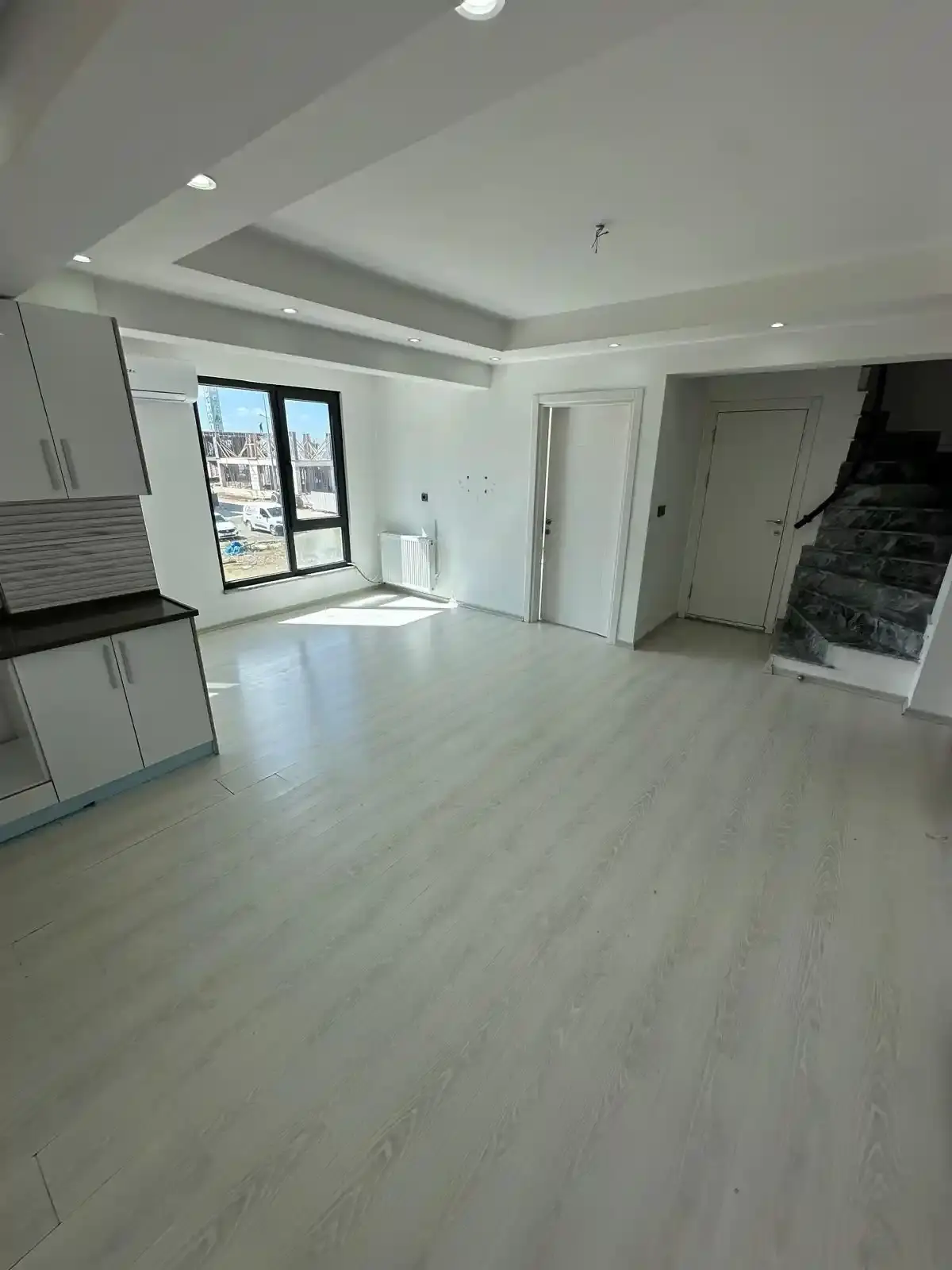 Kocaali Yalı Mahallesinde Merke Plajda Satılık 3+1 Dubleks Villa - Klimalı & Kombili - Görsel 18