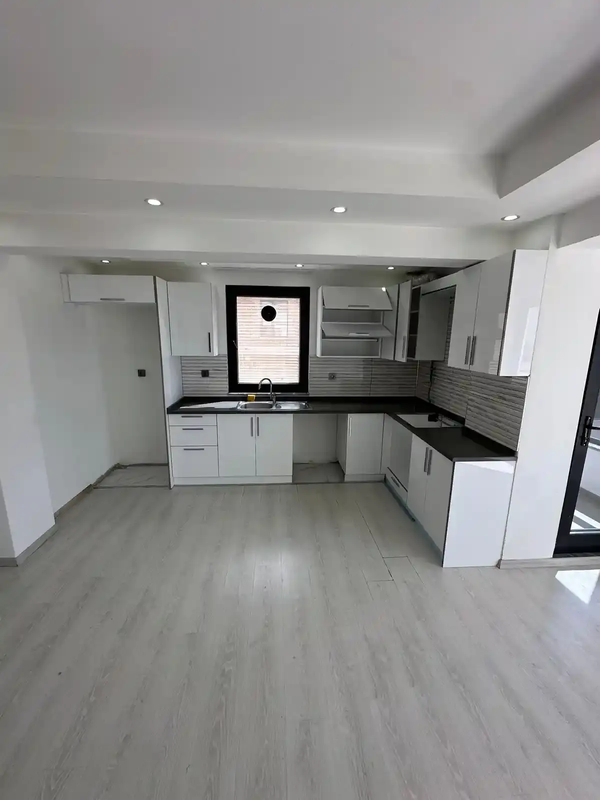 Kocaali Yalı Mahallesinde Merke Plajda Satılık 3+1 Dubleks Villa - Klimalı & Kombili - Görsel 6
