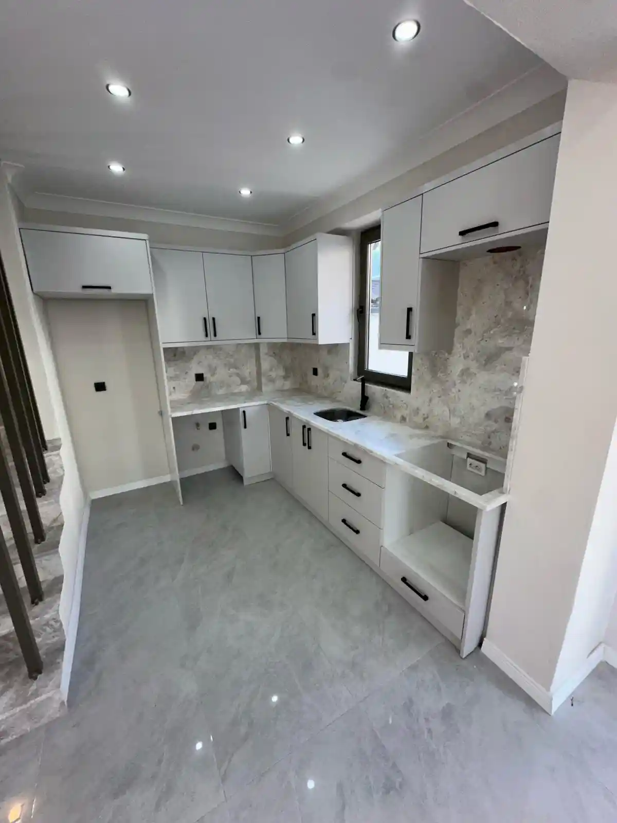 Kocaali Yalı'da Müstakil Havuzlu Yerden Isıtmalı 3+1 Lüks Tripleks Villa - Görsel 8