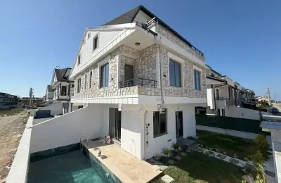 Kocaali Yayla’da Denize 150m, Köşe Parsel, Havuzlu ve Geniş Bahçeli 4+1 Lüks Villa